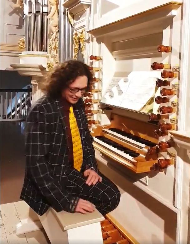Jörg Reddin vor einer Orgel