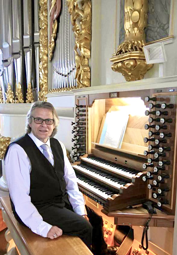 Martin Stephan an einer Orgel