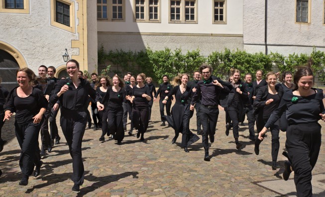 Landesjugendchor Thüringen, in schwarzer Konzertkleidung nach vorne laufend