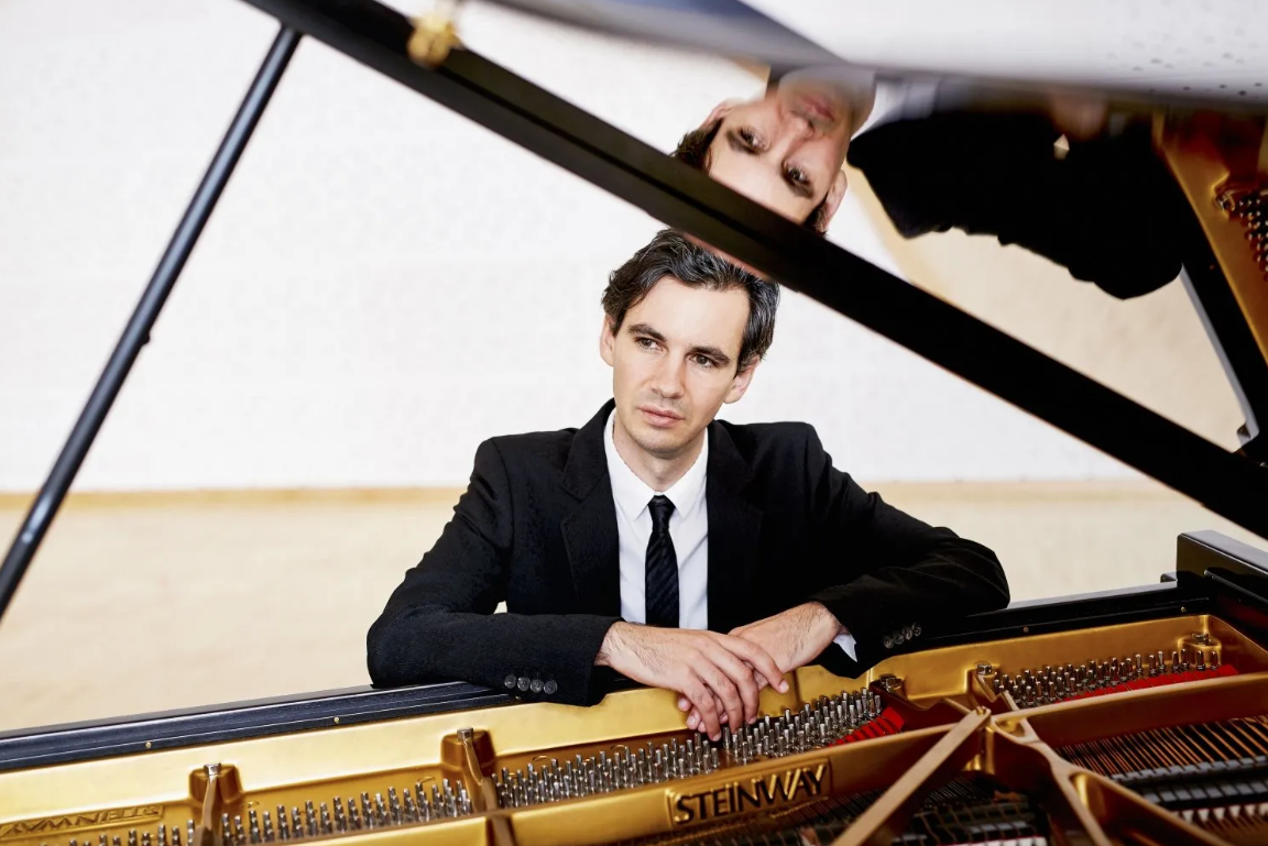 Pianist Martin Stadtfeld sitzt am Konzertflügel
