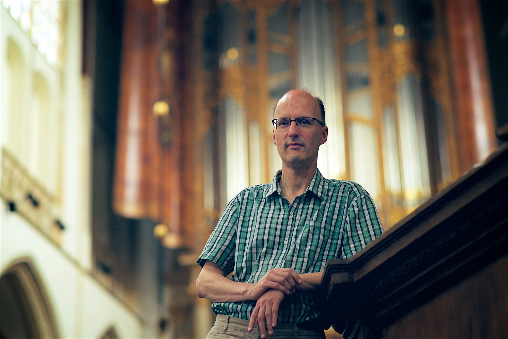 Pieter van Dijk vor einer Orgel