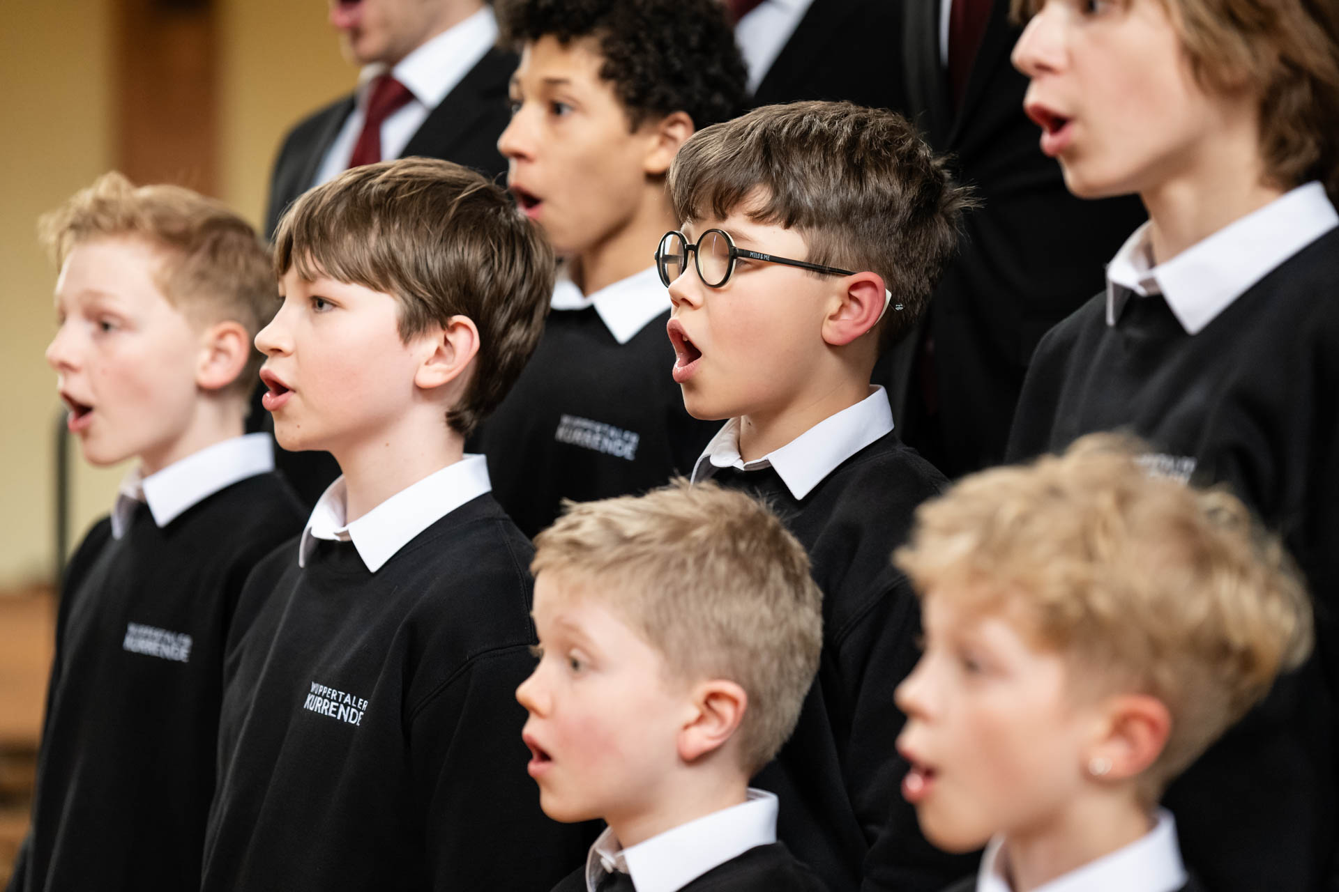 Singende Jungen in Chorkleidung